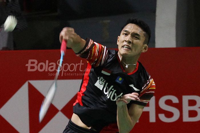 Pebulutangkis tunggal putra Indonesia Jonatan Christie saat melawan pebulutangkis ganda putra asal Denmark, Hans-Kristian Solberg Vittinghus dalam turnamen bulutangkis Indonesia Open 2019 di Senayan, Jakarta, Kamis (18/7/2019) Jonatan Christie berhasil maju kebabak selanjutnya setelah menang 22-20 2