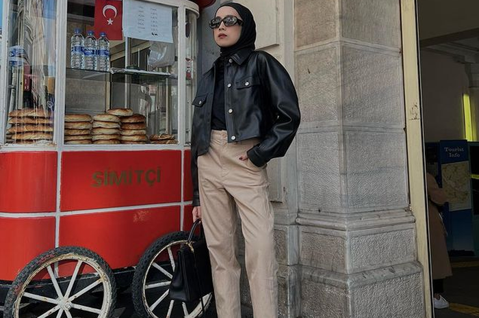 Ide OOTD hijab warna netral yang kece buat musim hujan
