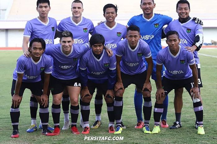 Skuat Persita Tangerang saat menghadapi klub MSG pada laga uji coba di Stadion Sport Center, Kelapa Dua, Tangerang, 23 Januari 2020.