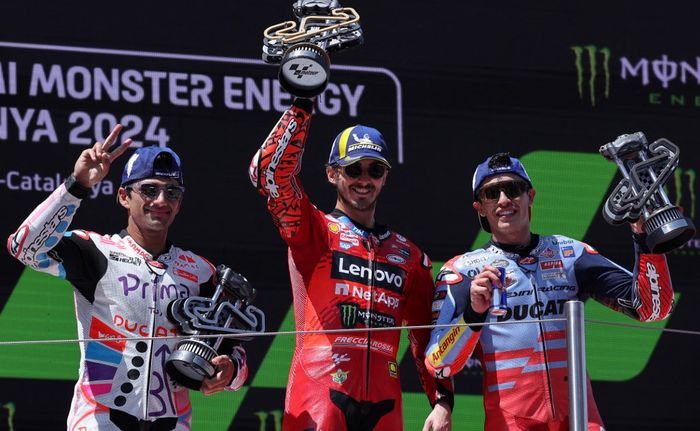 (Ki-ka) Jorge Martin, Francesco Bagnaia, dan Marc Marquez merayakan hasil mereka di atas podium setelah balapan MotoGP Catalunya di Sirkuit Catalunya, Montmelo, Spanyol, 26 Mei 2024.