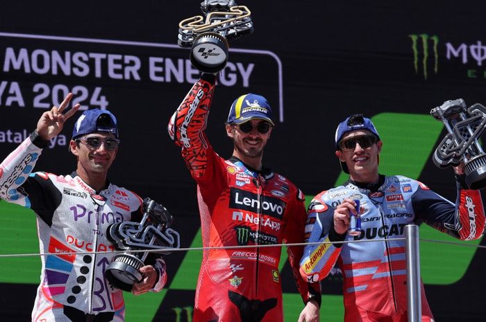 (Ki-ka) Jorge Martin, Francesco Bagnaia, dan Marc Marquez merayakan hasil mereka di atas podium setelah balapan MotoGP Catalunya di Sirkuit Catalunya, Montmelo, Spanyol, 26 Mei 2024.