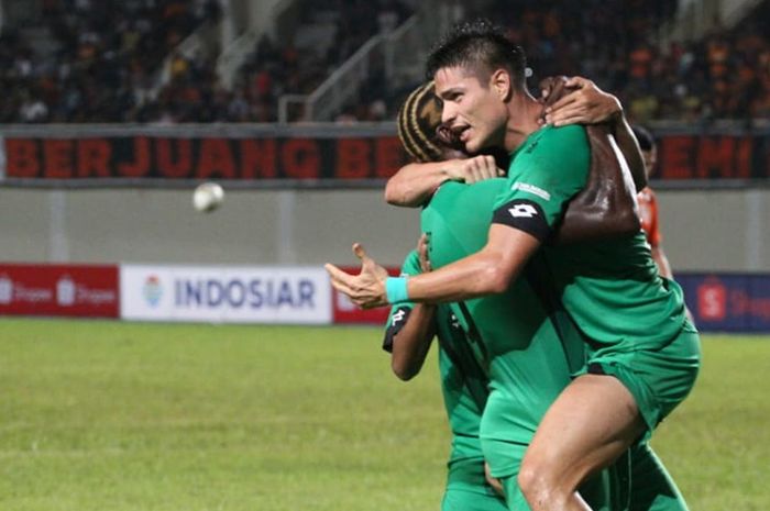 Pemain asing Bhayangkara FC, Ramiro Fergonzi merayakan gol telatnya ke gawang Borneo FC pada pekan pertama Liga 1 2019 di Stadion Aji Imbut, Tenggarong, Kamis (16/5/2019).