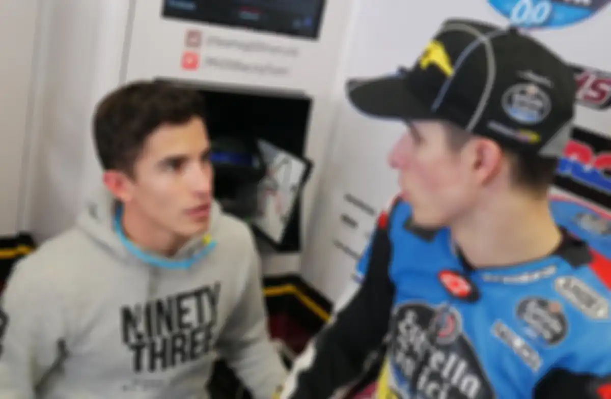 Juara dunia MotoGP 2017 Marc Marquez memberi pengarahan kepada sang adik, Alex Marquez yang pertama kali menggunakan motor MotoGP di Jerez, Rabu (22/11/2017)