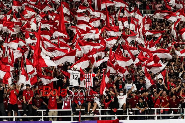 Aksi suporter Timnas Indonesia mengibarkan bendera Merah Putih di Stadion Utama Gelora Bung Karno, Senayan, Jakarta, Selasa (25/3/2025).