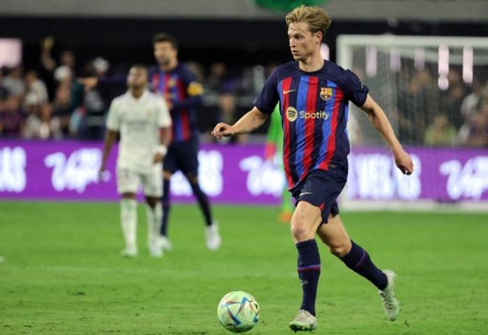 Frenkie de Jong saat beraksi membela Barcelona menghadapi Real Madrid di Allegiant Stadium, Las Vegas (23/7/2022).