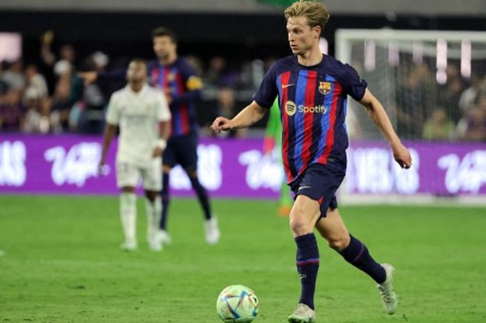 Frenkie de Jong saat beraksi membela Barcelona menghadapi Real Madrid di Allegiant Stadium, Las Vegas (23/7/2022).