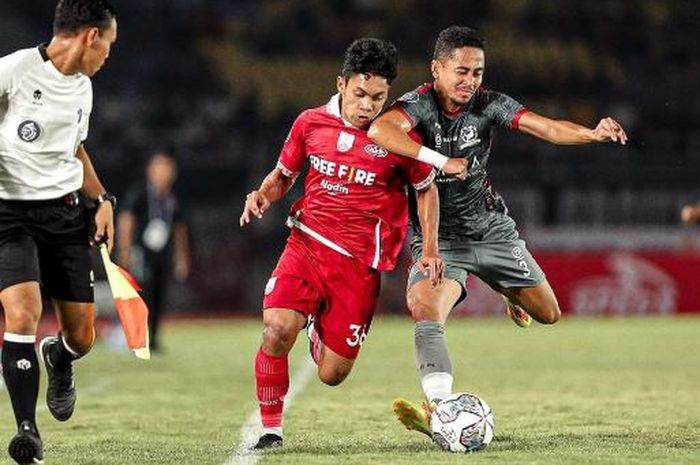 Duel pemain Persis Solo dan Madura United.