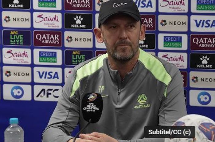 Pelatih Australia, Tony Popovic saat memberi keterangan kepada awak media pada konpers pra-laga melawan Timnas Indonesia, Rabu (19/3/2025).