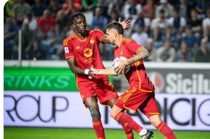 Aksi Tammy Abraham dan Lorenzo Pellegrini laga pekan Ke-36 Liga Italia antara talanta versus AS Roma di Stadion Gewiss, Minggu (12/5/2024).