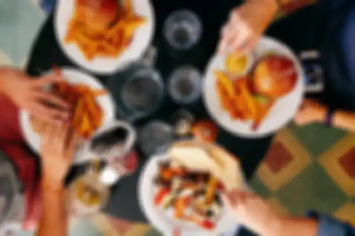 Orang Sering Tertular Covid-19 dari Acara Makan Bersama, Ini Kata WHO