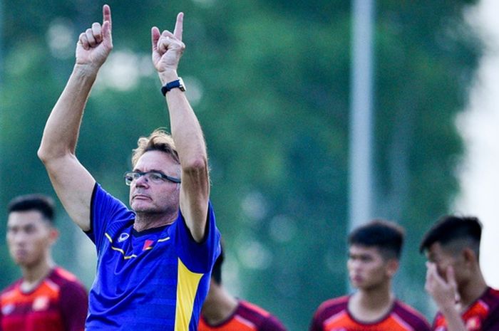 Pelatih timnas Vietnam, Philippe Omar Troussier saat melatih pemain.