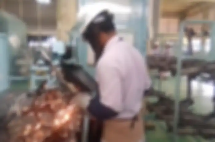Proses pengelasan rangka eSAF untuk motor matic Honda