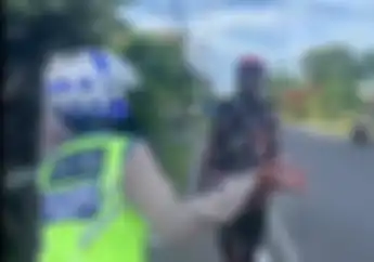 Operasi Zebra 2022 Mendadak Tegang, Pengendara Motor Nekat Serang Anggota Satlantas di Manokwari