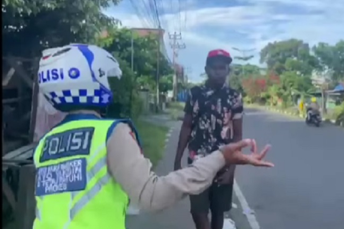 Geger pemotor serang dan pukul anggota Satlantas di Manokwari saat gelar Operasi Zebra 2022.