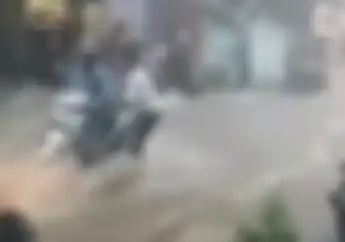 Mencekam, Pemotor Terombang-ambing dan Nyaris Terseret Arus Kencang di Semarang