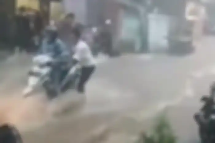 Pemotor nyaris terdorong arus akibat hujan deras dan angin kencang di Semarang.