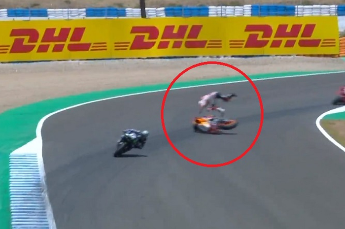 Marc Marquez patah tangah usai terjungkal di MotoGP Spanyol 2020, kenalan dengan High Side Crash dan Low Side Crash?