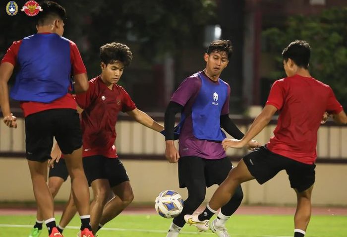 Pemain timnas Indonesia U-20 mengikuti latihan di Stadion PTIK, Jakarta Selatan, Senin (20/3/2023).