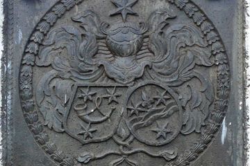 Batu nisan keluarga Pieter Janse van Hoorn. Jasad Kapten Tack yang tewas di Kartasura, akhirnya dimakamkan bersama keluarga ini.
