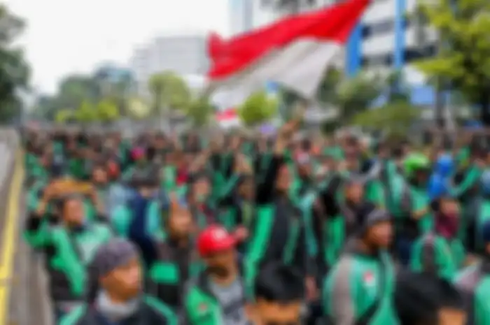 Massa dari pengemudi ojek online menuntut pemerintah membantu untuk berdiskusi dengan perusahaan tra