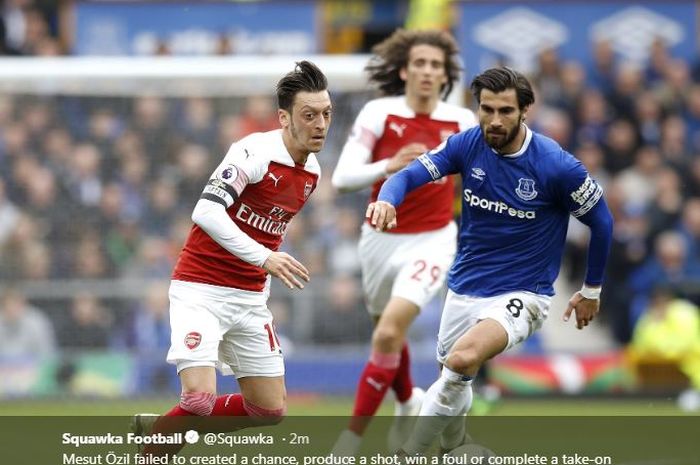 Mesut Oezil (kiri) dan Matteo Guendouzi (tengah) saat membela Arsenal di pertandingan Liga Inggris melawan Everton.