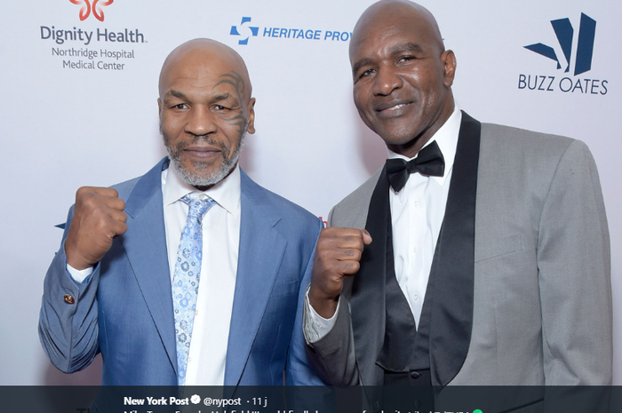 Mike Tyson (kiri) dan Evander Holyfield (kanan).