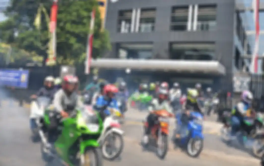 Ratusan biker riding motor 2-tak dalam gelaran Two Stroke Day rolling thunder dari markas besar Motorplus-online.com ke Otobursa Tumplek Blek 2019 di Parkir Timur GBK Senayan.