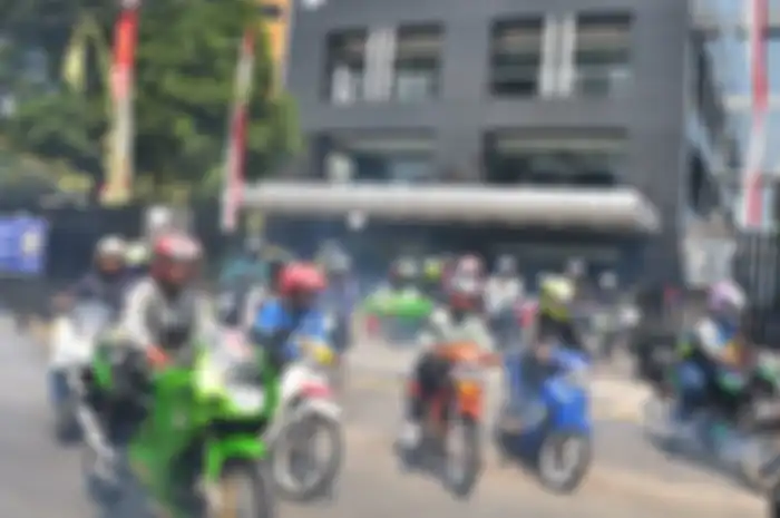 Ratusan biker riding motor 2-tak dalam gelaran Two Stroke Day rolling thunder dari markas besar Motorplus-online.com ke Otobursa Tumplek Blek 2019 di Parkir Timur GBK Senayan.