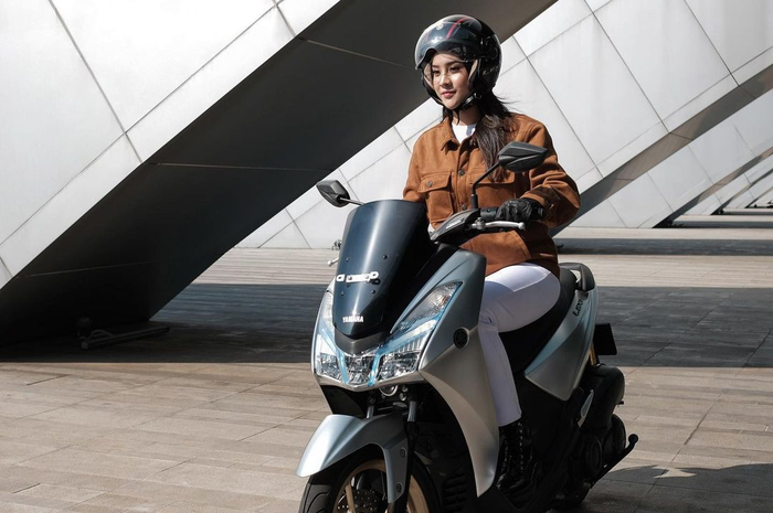 Anya Geraldine test ride Yamaha Lexi