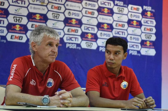 Pelatih dan pemain Persija Jakarta Ivan Kolev serta Novri Setiawan dalam jumpa pers di ruang media Stadion Pakansari, Bogor, Sabtu (16/2/2019).