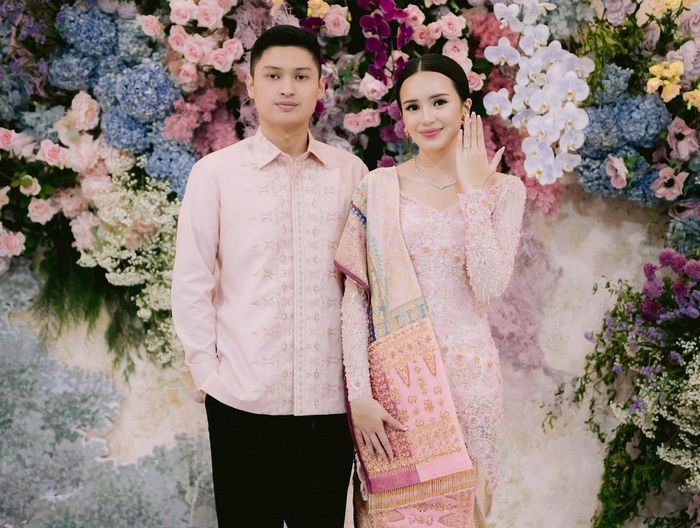 Beby Tsabina bersama sang kekasih Rizki Natakusumah di hari pertunangan keduanya.