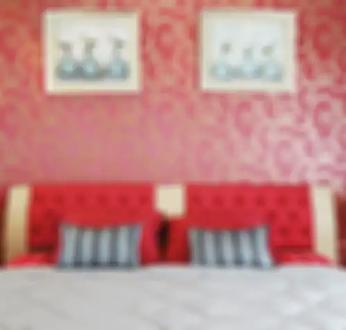 Tambahan Pouf pada Headboard.