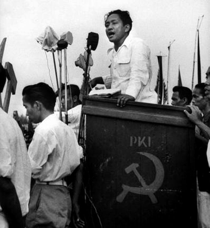Dipa Nusantara Aidit (1923-1965), seorang Ketua Central Committee Partai Komunis Indonesia, tengah berpidato. Pergaulan dengan buruh yang menentukan jalan dan sikap politiknya hingga akhirnya memimpin PKI. 