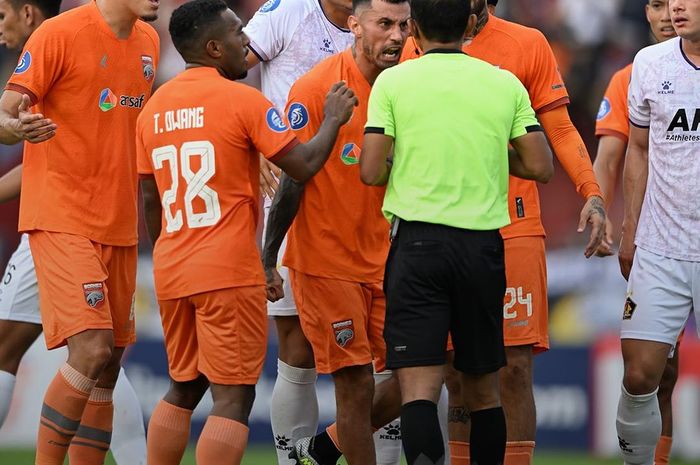 Pemain Borneo FC memprotes keputusan wasit pada laga lawan Persik Kediri di Stadion Brawijaya, Kediri, Senin (3/7/2023) pada pekan perdana Liga 1 2023/2024