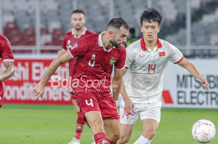 Bek naturalisasi timnas Indonesia, Jordi Amat (kiri), sedang mengoper bola dan dibayangi pemain timnas Vietnam bernama Nguyen Hoang Duc (kanan) dalam laga leg pertama semifinal Piala AFF 2022 di Stadion Gelora Bung Karno, Senayan, Jakarta, 6 Januari 2023.