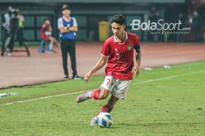 Gelandang timnas U-19 Indonesia, Marselino Ferdinan, sedang menguasai bola ketika bertanding di Stadion Patriot Candrabhaga, Bekasi, Jawa Barat, 6 Juli 2022.