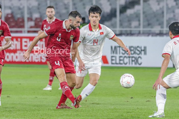 Bek naturalisasi timnas Indonesia, Jordi Amat (kiri), sedang mengoper bola dan dibayangi pemain timnas Vietnam bernama Nguyen Hoang Duc (kanan) dalam laga leg pertama semifinal Piala AFF 2022 di Stadion Gelora Bung Karno, Senayan, Jakarta, 6 Januari 2023.