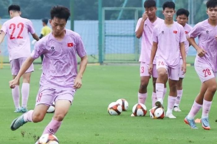 Timnas U-16 Vietnam menjalani sesi latihan jelang turnamen ASEAN Cup U-16 2024 di Indonesia.