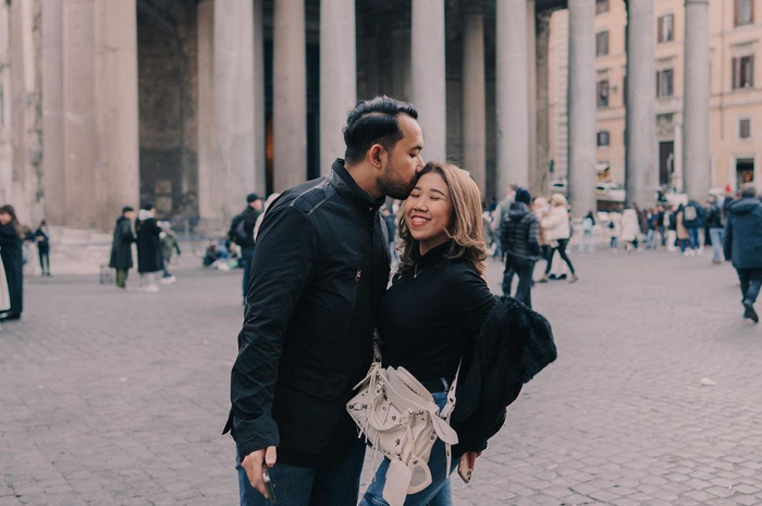Potret Kiky Saputri dan sang suami saat honeymoon di Italia.