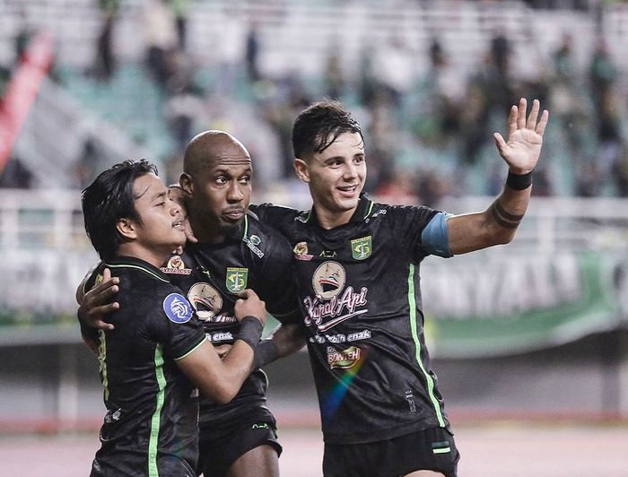 Selebrasi pemain Persebaya Surabaya yang merayakan Paulo Henrique ke gawang Persis Solo di Stadion Gelora Bung Tomo, Surabaya, Rabu (13/12/2023). 