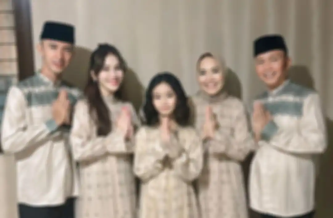 Ayu Ting Ting dan Muhammad Fardana bersama keluarga besar rayakan Lebaran 2024 bersama