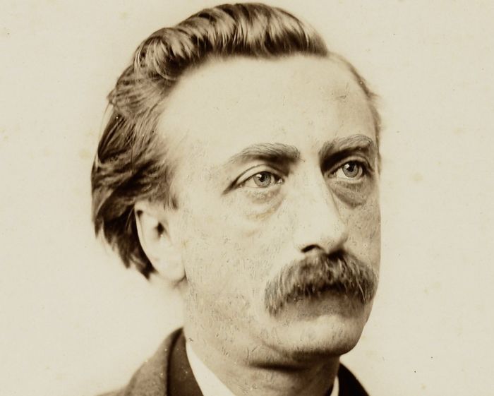 Eduard Douwes Dekker, menerbitkan novel dengan nama pena Multatuli bertajuk 'Max Havelaar, of de koffie-veilingen der Nederlandse Handel-Maatschappij' terbit pada 1860 di Belanda.