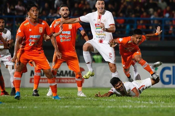 Pemain Persija Jakarta dan Borneo FC bersaing mendapatkan bola lambung dari tendangan penjuru pada pertandingan pekan ke-21 Liga 1 2019 di Stadion Segiri, Samarinda, Jumat (27/9/2019).