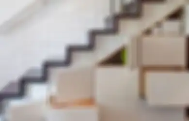 7 Ide Manfaatkan Area Bawah Tangga di Rumah agar Lebih Fungsional