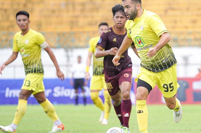 Suasana pertandingantunda pekan keenam Liga 1 2022-2023 antara Barito Putera melawan PSM Makassar.