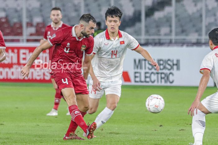 Bek naturalisasi timnas Indonesia, Jordi Amat (kiri), sedang mengoper bola dan dibayangi pemain timnas Vietnam bernama Nguyen Hoang Duc (kanan) dalam laga leg pertama semifinal Piala AFF 2022 di Stadion Gelora Bung Karno, Senayan, Jakarta, 6 Januari 2023.