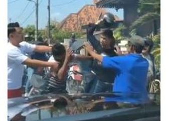 Pukul Seorang Pria Setelah Lawan Arah, Kepala Pengendara Motor Ini Dihantam Helm Hingga KO, Videonya Viral