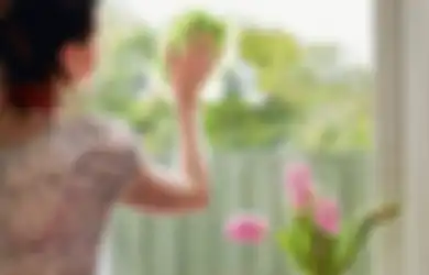 5 Langkah Cermat Membersihkan Jendela Kaca, Ruangan Pun Terlihat Cerah