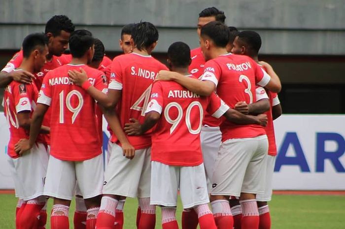 Para pemain Semen Padang FC saat akan melakoni laga kontra Bali United pada turnamen pra-musim Piala Presiden 2019 di Stadion Patriot, Kota Bekasi, 11 Maret 2019.