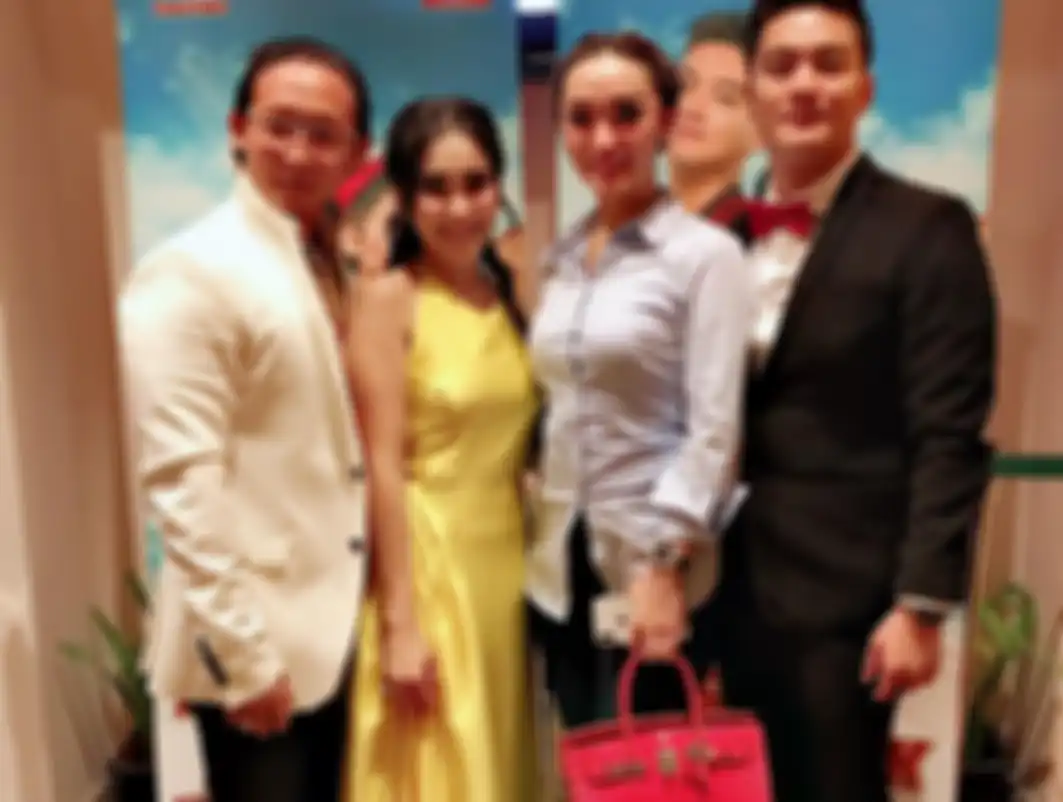Zaskia Gotik saat hadiri premier film Dimsum Martabak